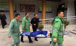 游客春游突然晕倒 红河谷景区紧急救援暖人心