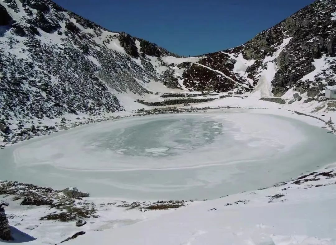 太白山山巅今日再现关中八景之太白积雪六月天 - 攻略 - 太白山旅游官网